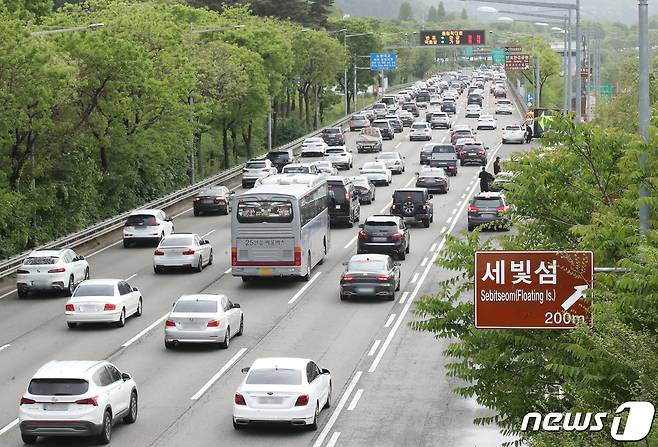 서울 서초구 잠수교 남단 인근 올림픽대로에 차량들이 줄지어 서 있는 모습.  ⓒ News1 권현진 기자