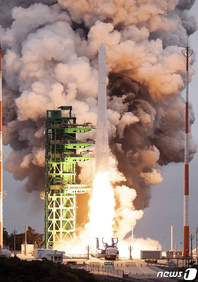 한국형 우주발사체 누리호(KSLV-Ⅱ)가 25일 오후 전남 고흥군 나로우주센터에서 발사되고 있다.  (항공우주연구원 제공) 2023.5.25/뉴스1 ⓒ News1 이재명 기자