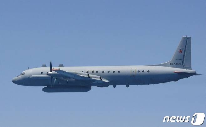 25일(현지시간) 일본 방위성이 공개한 일본 서해안 부근을 비행하고 있는 러시아 일류신(IL)-20의 모습 2023.5.25 ⓒ AFP=뉴스1 ⓒ News1 정윤미 기자