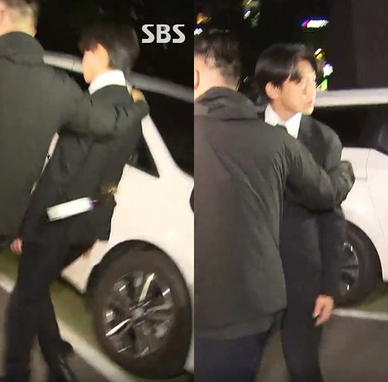 Yoo Ah-in, an actor suspected of drug administration, suffered the indignity of being hit by a coffee PET bottle on his way home after Warrant was dismissed.Lee Min-soo, a judge in charge of Warrant, Seoul Central District Court on October 24, dismissed Warrant at 11:30 pm after Yoo Ah-ins interrogation before the arrest.The court said, Many of the evidence related to the crime has already been secured, and the suspect also acknowledges the basic facts themselves.Yoo Ah-ins residence is constant and there is no history of the same kind of crime, so Yoo Ah-in is beyond the scope of the exercise of the right to defend, and it is difficult to conclude that there is a fear of destroying evidence and fleeing, he said.The court also dismissed the arrest warrant of Mr. Choi (32), who was also charged with the same reason.Yoo Ah-in received the results of the Warrant examination at the Seoul Mapo Police Station detention center and returned home at 11:40 pm When asked whether the police attempted to arrest him, he said, I do not think its a matter for me to judge.I respect the judgment given by the court and I am grateful. On the allegations of Cocaine Oral administration, he said, I have difficulty telling the truth through the media. I will be faithful to the remaining procedures.In particular, after answering questions from reporters, a PET bottle containing Yoo Ah-ins Duro coffee, which was traveling to get in the car, flew. Yoo Ah-in, who was hit in the back, looked back toward the car, but quietly got into the car under the leadership of an official.The man who threw the coffee is said to have left with a hooded hat.On the other hand, Yoo Ah-in has been accused of habitually oral administration of Propofol in Seoul Gangnam and Yongsan area hospitals for about two years since early 2021.In addition to Propofol, Oral administrations such as hemp, Cocaine, and ketamine have also been caught and controversial.Recently, he has been accused of Oral administration of five kinds of drugs, revealing the fact that Zolpidem is over-prescribed.Yoo Ah-in, who is ahead of the Warrants substantive examination, said he acknowledged a great deal of the allegations, but denied that he had never attempted to escape the accomplice when asked about the alleged escape.