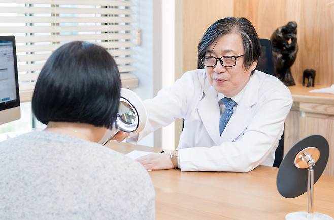 　◇연세스타피부과 강남점 김영구 대표원장(오른쪽)이 환자의 여드름 상태를 살펴보고 있다.