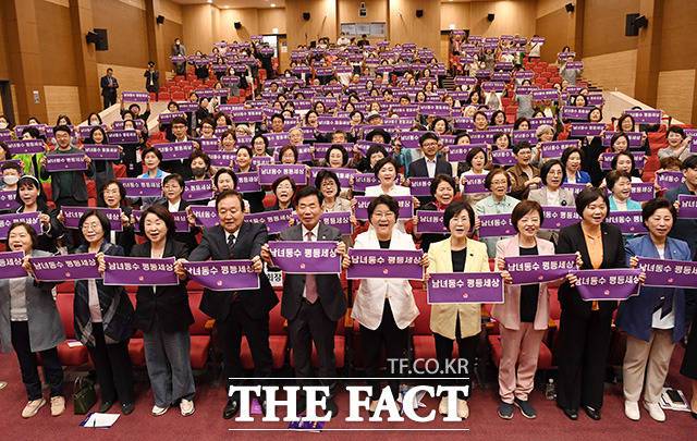이혜훈 한국여성의정 상임대표와 김진표 국회의장 및 참석자들이 25일 오후 서울 여의도 국회 의원회관 대회의실에서 열린 '제1회 남녀동수의 날 선포식'에서 손피켓을 들어보이며 퍼포먼스를 하고 있다. /국회=남용희 기자