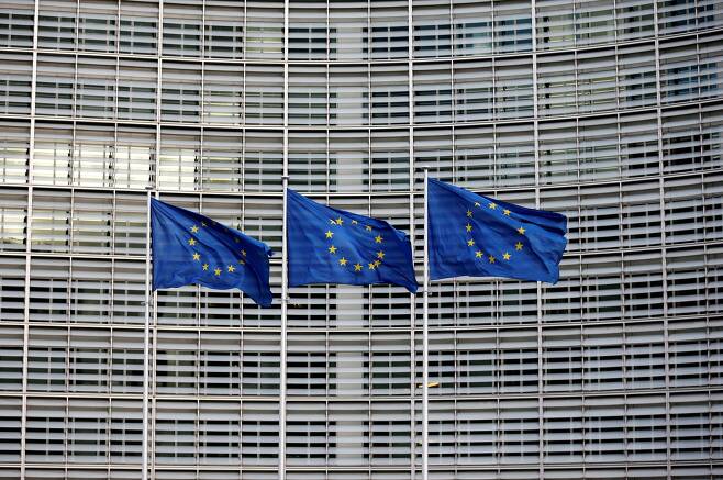 벨기에 브뤼셀의 유럽연합(EU) 본부 앞에 EU 깃발이 펄럭이고 있다./로이터 뉴스1