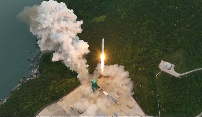 국내 독자 기술로 개발된 한국형 발사체 누리호(KSLV-Ⅱ)가 25일 오후 전남 고흥군 나로우주센터에서 발사되고 있다. /한국항공우주연구원