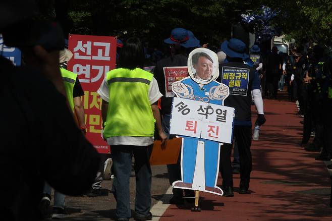 금속노조과 비정규직이제그만공동투쟁 등 비정규직 노동자들이 대법원을 향해 행진하고 있다. 김혜윤 기자