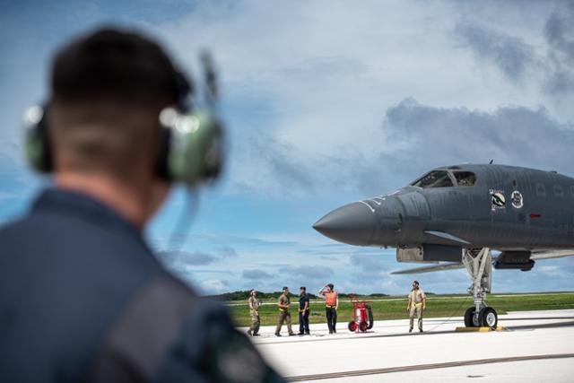 미국 괌 앤더슨 공군기지에 배치된 초음속 폭격기 B-1B의 모습. 미 태평양공군 제공·뉴스1