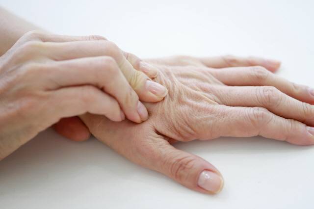 손 노화를 막으려면 핸드크림을 발라 피부가 건조해지는 것을 막고, 외출 시에는 자외선 차단제를 꼼꼼하게 발라야 한다./사진=클립아트코리아