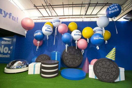 입구에 자리한 웰컴존의 포토존. 생일 파티 콘셉트대로 파티 분위기가 물씬 난다. 사진 동서식품