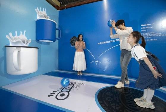 팝업스토어엔 다양한 놀이 공간이 있다. 사진은 공을 바닥에 튕겨 우유잔 안에 넣는 바운스 게임. 사진 동서식품
