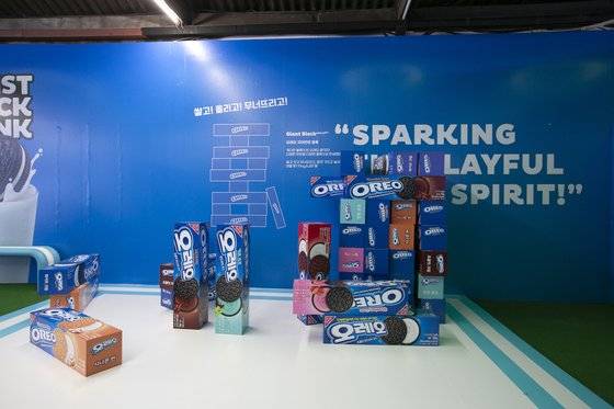 오레오 모양의 대형 젠가를 가지고 놀 수 있는 공간. 사진 동서식품