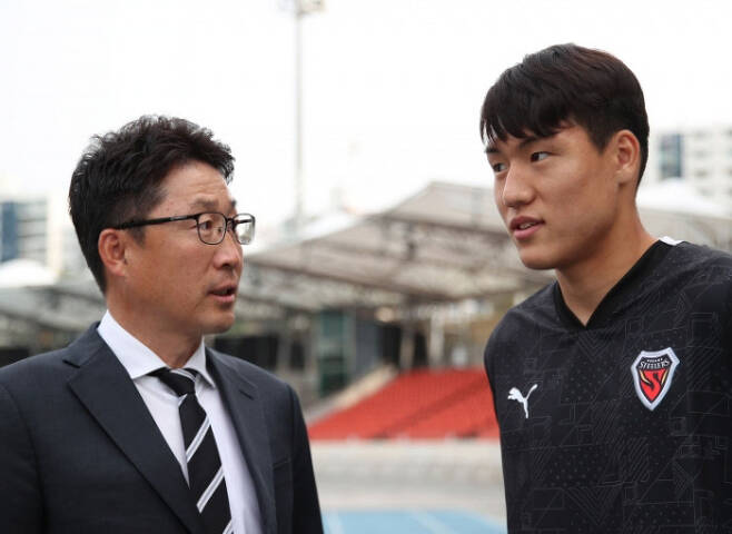 이기형 성남FC 감독(왼쪽)이 지난 24일 성남에서 열린 FA컵 16강전에서 아들인 포항 스틸러스 공격수 이호재와의 부자대결을 앞두고 대화를 나누고 있다. 대한축구협회 제공