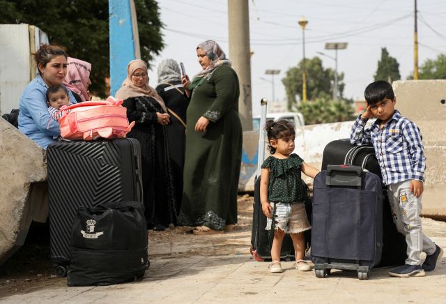 한 달 이상 교전이 지속되고 있는 수단에서 탈출한 시리아 쿠르드족이 22일(현지시간) 시리아 북부 카미실리에 도착해 대기하고 있다. 로이터연합뉴스