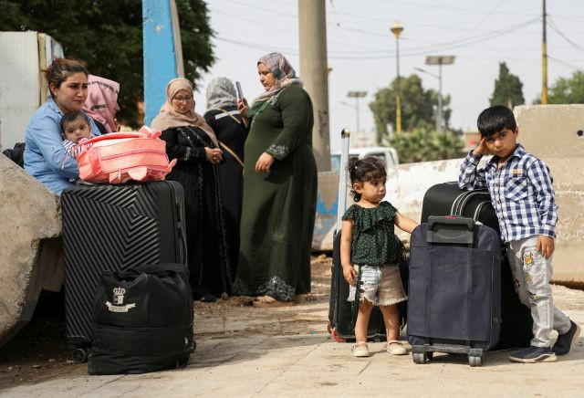 한 달 이상 교전이 지속되고 있는 수단에서 탈출한 시리아 쿠르드족이 지난 22일(현지시간) 시리아 북부 카미실리에 도착해 대기하고 있다. 로이터연합뉴스