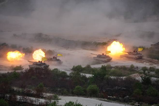 한국군 주력 전차인 K2 전차가 25일 경기도 포천 승진과학화훈련장에서 열린 ‘2023 연합·합동화력격멸훈련’에서 동시통합사격으로 적 진지를 초토화하는 모습. [사진제공=국방부]