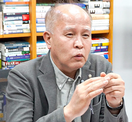 이용우 더불어민주당 의원이 지난 5월 15일 오전 서울 여의도 국회의원회관 의원실에서 매경이코노미와 인터뷰를 하고 있다. (이용우 의원실 제공)