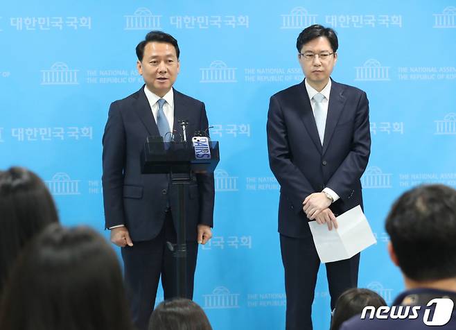 (서울=뉴스1) 송원영 기자 = 이광재 국회 사무총장괴 김상수 기획조정실장이 25일 서울 여의도 국회 소통관에서 김남국 의원에 대한 국회 입법 로비 의혹이 불거진 게임사 '위메이드'의 국회 출입 기록을 발표를 마치고 취재진의 질문을 받고 있다. 2023.5.25/뉴스1  Copyright (C) 뉴스1. All rights reserved. 무단 전재 및 재배포 금지.