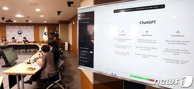 지난 2월 세종시 정부세종청사에서 열린 디지털 게릴라 공개토론회(포럼)에서 교육북 직원들이 미국 오픈AI(OpenAI)사의 프로토타입 대화형 인공지능 챗봇 챗GPT를 체험해보고 있다/사진=뉴스1