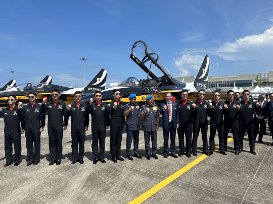 말레이시아 랑카위에서 열린 방산 전시회 ‘리마(LIMA) 2023’ 에서 한국항공우주산업(KAI) 강구영(왼쪽 9번째) 사장이 말레이시아 압둘라 이브니 아흐맛샤(왼쪽 8번째) 국왕, 말레이시아 합참의장 등과 기념촬영하고 있다. KAI 제공