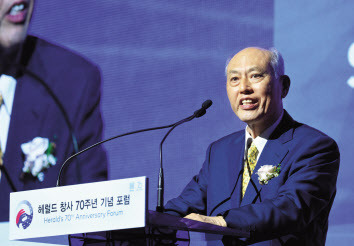 헤럴드창사 70주년 기념포럼에서 마스조에 요이치 전 일본 도쿄도지사가 주제발표를 하고 있다. 이상섭 기자