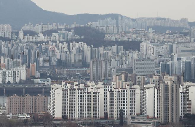 서울 남산에서 바라본 아파트 단지의 모습. [연합]