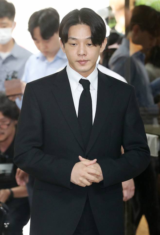 마약투약 혐의로 구속영장이 청구된 배우 유아인 씨가 24일 서울 서초구 서울중앙지법에서 열리는 영장실질심사에 출석하고 있다. [연합]