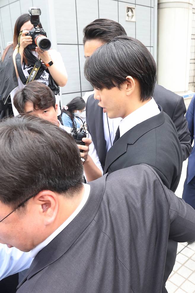 마약 투약 혐의를 받고 있는 배우 유아인이 24일 오후 서울중앙지방법원에서 영장실질심사를 마치고 유치장으로 이동하며 취재진의 질문을 받고 있다. [연합]