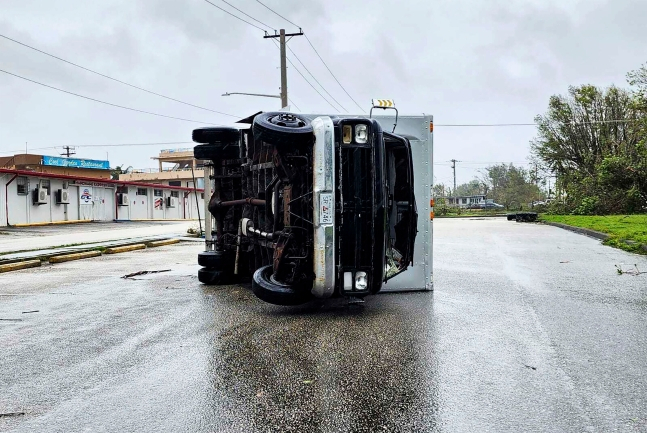태풍 '마와르'가 지나간 25일(현지 시각) 괌 섬 한 거리에 트럭이 쓰러져 있다. [AP=연합]