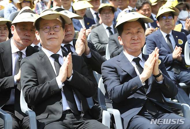 [김해=뉴시스] 차용현 기자 = 이재명(왼쪽) 더불어민주당 대표와 김기현 국민의힘 대표가 지난 23일 경남 김해시 봉하마을에서 엄수된 노무현 전 대통령 서거 14주기 추도식에 참석해 박수를 치고 있다. (공동취재사진) 2023.05.23. photo@newsis.com