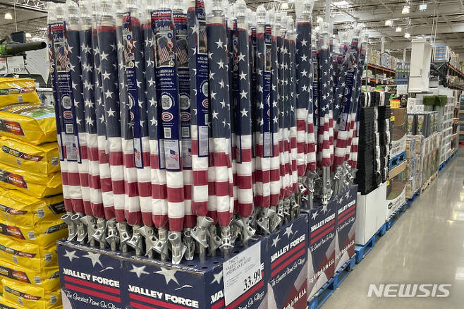 [AP/뉴시스] 4월 미국 콜로라도주 세리단의 코스트코 매장에 판매용 미국 국기가 전시돼있다. 2023. 05. 25.