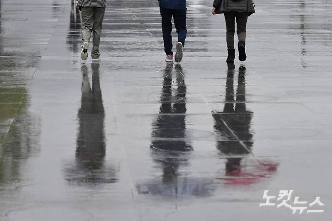 우산을 쓴 시민들이 발걸음을 옮기고 있다. 류영주 기자