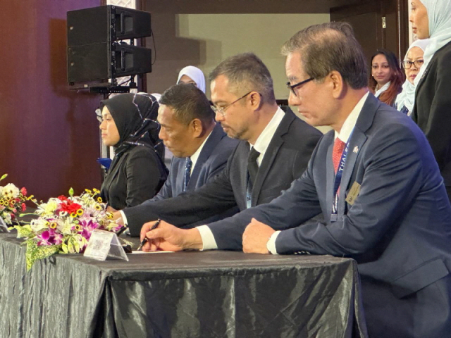 ▲KAI 강구영 사장(오른쪽 첫번째)과 다토 시리 뮤에즈 말레이시아 국방부 사무차관이 국방사업 계약 공동 기념식에서 FA-50 수출 계약서에 서명하고 있다.  ⓒKAI