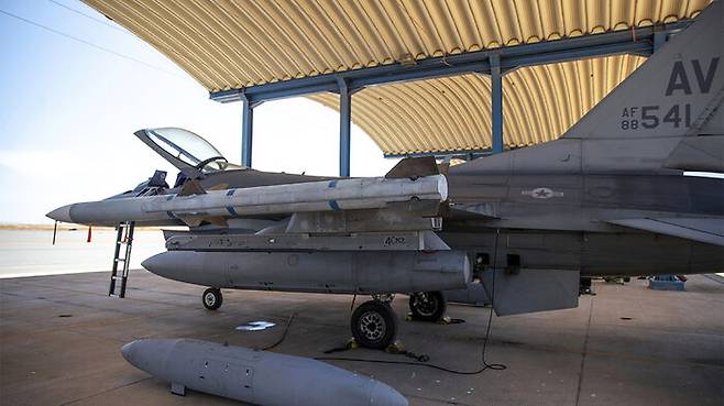 모로코에서 훈련에 앞서 무기를 적재한 미 공군 F-16 전투기