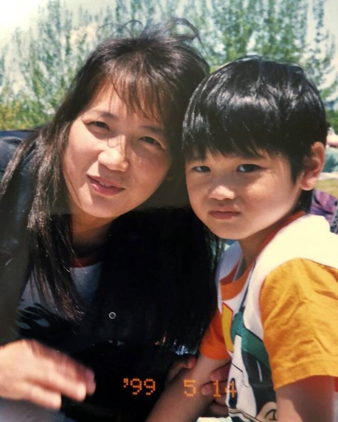 어린 시절의 오타니 쇼헤이(오른쪽)와 그의 어머니. 메이저리그 트위터 캡처
