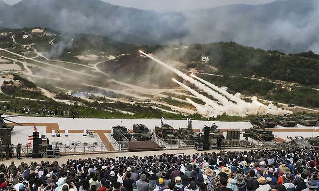 국방부가 25일 경기도 포천 승진과학화훈련장에서 건군 75주년 및 한미동맹 70주년을 맞이해 '압도적 힘에 의한 평화 구현'을 위한 '2023 연합·합동 화력격멸 훈련'의 첫 번째 훈련을 실시하고 있다. 사진은 국민참관단이 지켜보는 가운데 MLRS(M270, 다련장로켓)를 이용하여 동시통합사격으로 진지를 초토화하는 모습. 국방일보 제공