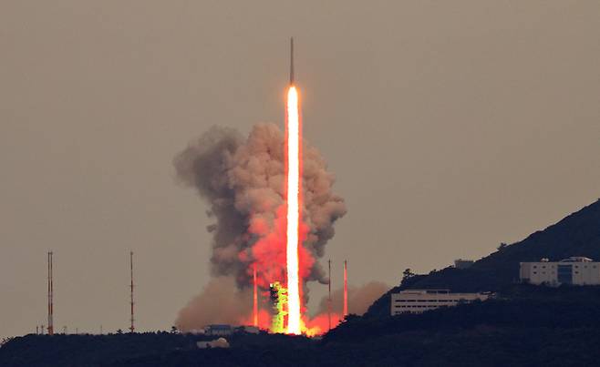 국내 독자 기술로 개발된 한국형 발사체 누리호(KSLV-Ⅱ)가 25일 오후 전남 고흥군 나로우주센터에서 발사되고 있다. 연합뉴스