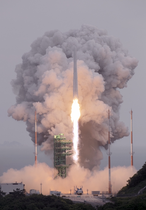 25일 오후 6시 24분 전남 고흥 나로우주센터에서 한국형 발사체 누리호가 8기의 위성을 싣고 힘차게 발사되고 있다.  과학기술정보통신부 제공
