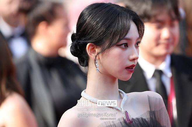 ▲ 칸영화제 레드카펫에 오른 에스파 카리나. ⓒ게티이미지