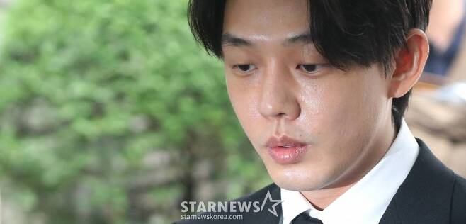 A total of five types of narcotics were routinely orally administered, two times in the Police Survey, an unprecedented refusal to attend, and then a somewhat sudden admission of charges.Yoo Ah-in, who has a lot of gray hair on his head, seems to have made a lot of changes in recent days anyway.Yoo Ah-in, who was arrested on suspicion of violating the law on the management of narcotics, attended the court in Seoul Central District for the warrant room quality inspection at 10:30 am on the 24th.After that, Yoo Ah-in finished the Warrant room quality inspection at 12 oclock on the day and headed to the convoy by the staff.Yoo Ah-in was charged with Oral administration of drugs such as Propofol, Hemp, Cocaine, and Ketamine, and shocked the entertainment industry in 2023.The National Forensic Service immediately secured the recruits of Yoo Ah-in, who returned from Los Angeles through a thorough appraisal, and detected narcotics such as propofol, hemp, cocaine, and ketamine in hair and urine. The Seoul Police Agencys drug crime investigation team, which was in charge of the case, has also detected the situation in which Yoo Ah-in orally administered Zolpidem regardless of medical purposes.As the incident grew rapidly and subsequent reports continued, even the agency UAA could not hide its embarrassment.In the end, Yoo Ah-in, who failed to avoid the Police Summoning Survey as a suspect, actively defended himself by forming a lawyer from a large law firm.Even the legal representative seemed to be calling it a de facto public summons survey, and it was a hard-line attitude that was far from the scene atmosphere of the previous entertainer Police Survey.Yoo Ah-in was revealed to the court in Seoul Central District on the 24th as soon as the prosecutions Warrant claim was made.Yoo Ah-in, who appeared wearing a black suit and tie on the day, said, Do you recognize the Cocaine Oral administration and Is it true that you tried to escape the accomplice ahead of the Warrant room quality inspection? I admit a lot of charges.I did not attempt to escape the accomplice, but it was a starkly different stance from not responding to questions about the allegations at the time of the Police Survey.Even after receiving the Warrant room quality inspection, he said to the reporters, Im sorry and I regret doing drugs.Yoo Ah-in said, I told you that the destruction of evidence is different from the truth.
