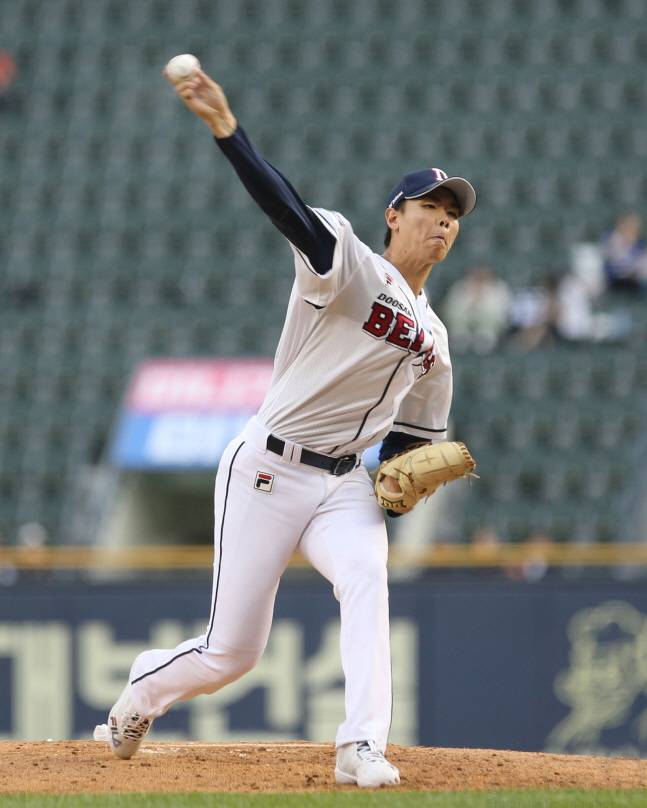 큰 키와 높은 타점을 활용해 투구를 펼치는 김동주. /사진=두산 베어스