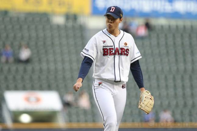 이닝을 마치고 더그아웃으로 돌아가고 있는 김동주. /사진=두산 베어스
