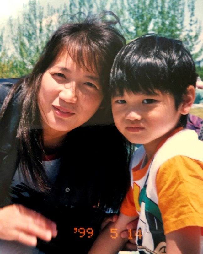 어린 시절 오타니 쇼헤이(오른쪽)와 그의 엄마 오타니 카요코씨. /사진=MLB.com 공식 SNS