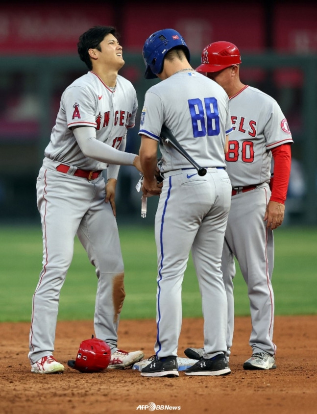 오타니 쇼헤이(왼쪽)가 볼보이(가운데)에게 보호 장비 등을 건네주고 있다. /AFPBBNews=뉴스1