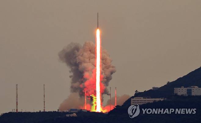 드넓은 우주로 내딛는 또 한 걸음 (여수=연합뉴스) 김도훈 기자 = 국내 독자 기술로 개발된 한국형 발사체 누리호(KSLV-Ⅱ)가 25일 오후 전남 고흥군 나로우주센터에서 발사되고 있다.
    이번 누리호 3차 발사는 차세대소형위성 2호 1기와 큐브위성 7기 등 본격적으로 실용급 위성을 탑재해 발사하는 첫 사례다. 2023.5.25 superdoo82@yna.co.kr