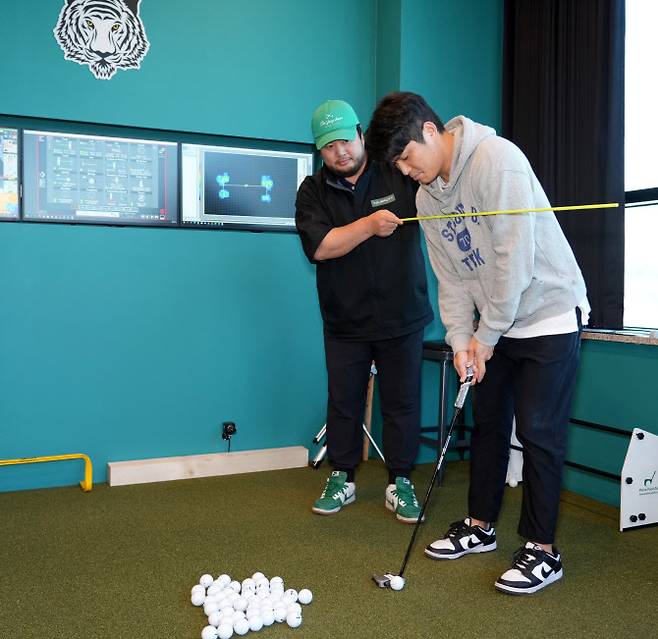 퍼팅 레슨 시범을 보이는 최종환 원장(사진=이데일리 골프in 조원범 기자)
