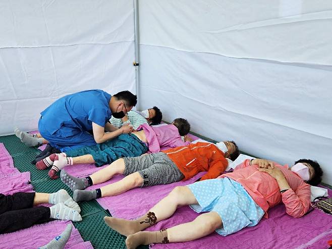 자생한방병원 강인 병원장이 진료소를 찾은 고령 주민들에게 침치료를 실시하고 있다.