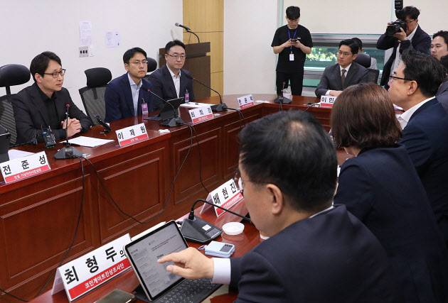 이재원 빗썸 대표가 23일 오전 서울 여의도 국회 의원회관에서 열린 코인게이트 진상조사단 3차 전체회의에서 발언을 하고 있다. 2023.5.26/뉴스