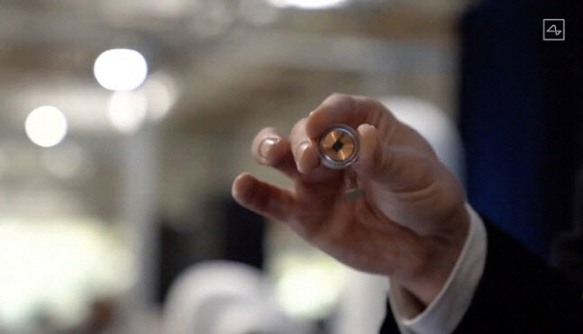 뉴럴링크가 개발한 뇌 삽입 칩.(사진=AFP)