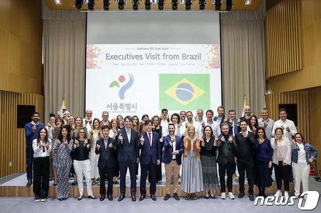 22일 브라질 주요 기업 CEO 급 임원들이 서울의 스마트도시 정책 벤치마킹을 위해 서울시청을 방문하여 기념사진을 찍고 있다. (서울시 제공)