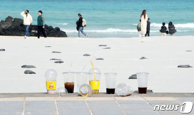 제주시 조천읍 함덕해수욕장에 일회용컵들이 버려져 있다. 2023.3.5/뉴스1 ⓒ News1 오현지 기자