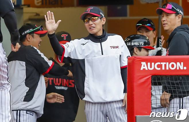 25일 오후 인천 미추홀구 SSG랜더스필드에서 열린 프로야구 '2023 신한 SOL KBO리그' LG트윈스와 SSG랜더스의 경기, LG 염경엽 감독이 1회초 LG박동원의 홈런에 기뻐하고 있다. 2023.5.25/뉴스1 ⓒ News1 김도우 기자